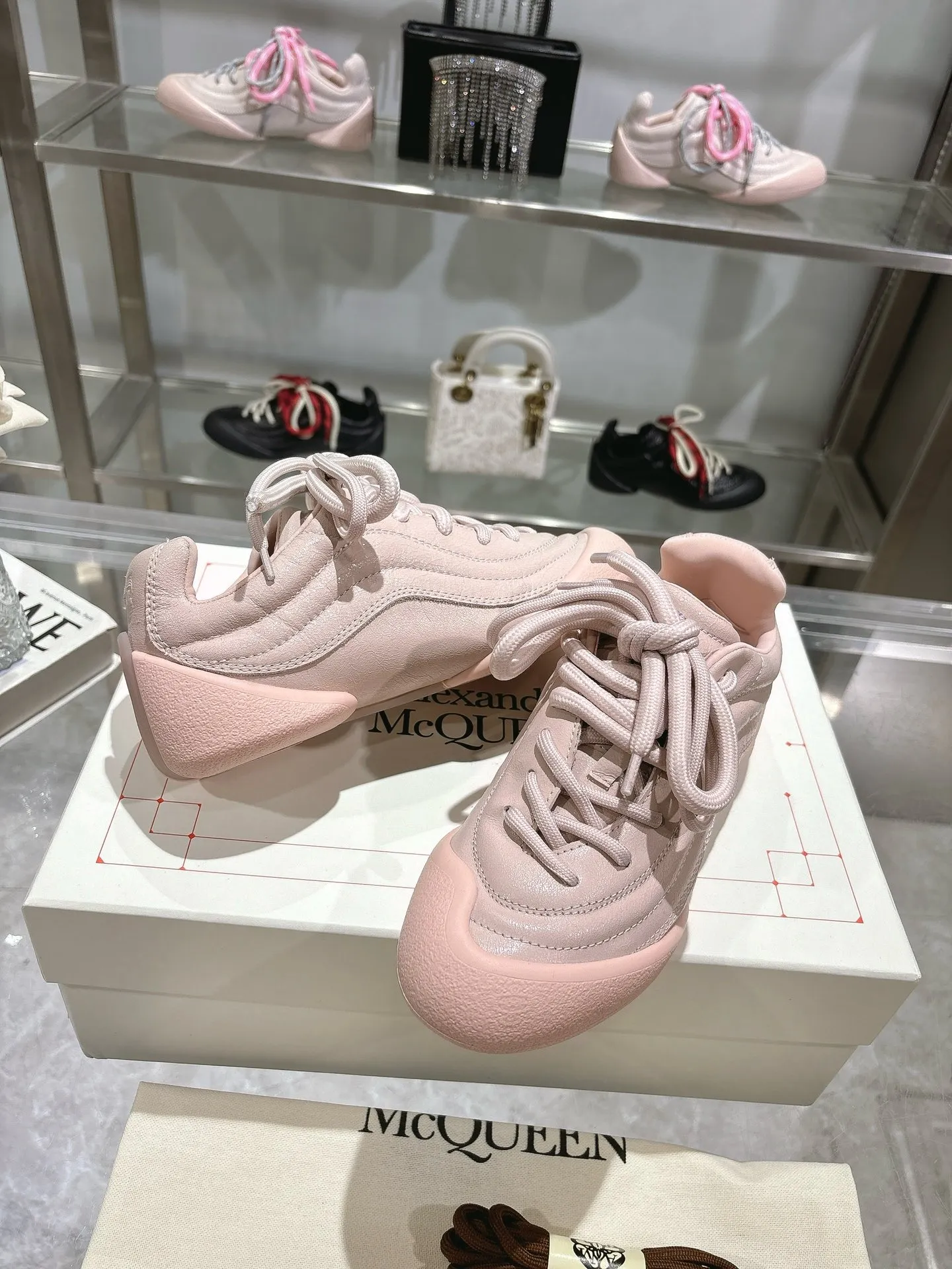 p580💰Couple model 𝐀𝐥𝐞𝐱𝐚𝐧𝐝𝐞𝐫 𝐌𝐜𝐐𝐮𝐞𝐞𝐧#/Alexander McQueen’s latest Flexion series, retro, casual, sneakers, original purchase, development, production, this Flexion Off Low-top sneakers in white grained leather with varying sized laces and an anatomically inspired lightweight segmented sole. The reverse skull pattern is embossed on the heel. Fabric: Original customized imported first-layer cowhide. Lining: Customized imported breathable mesh lining. Sole: Original open-molded non-slip TPU material. Bottom thickness: 2CM. Size: #Female size 35-40 (40 customized, non-refundable) #Men’s code 39-45 (45 customized, non-refundable)